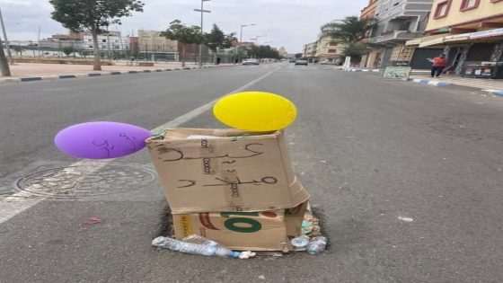 احتفال استثنائي في العرائش… السكان يواجهون الحفر بالابتسامة والابتكار