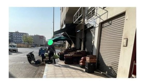 ساكنة حي بوشوك بسلا تشتكي من احتلال الملك العمومي من طرف محل خضار وتطالب بتدخل الجماعة