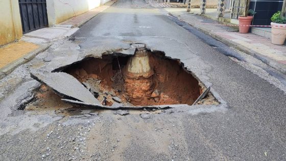 الحفر التي ابتلعت شوارع العرائش بعد أولى زخات المطر