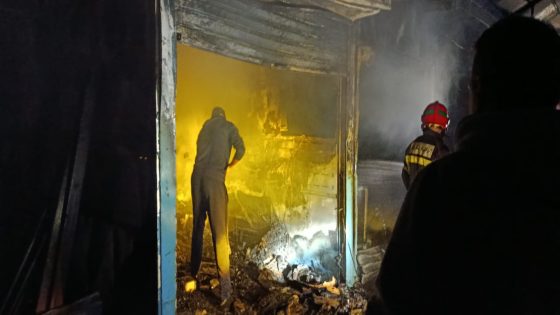 العرائش تحترق… “شارجور هاتف” يشعل سوق البركة ويخلّف خسائر فادحة وسط صدمة التجار