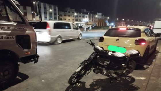 حادثة سير بشارع محمد الخامس بسلا.. دراجة C90 بدون ترقيم تصطدم بسيارة أجرة صغيرة وسائقها يلوذ بالفرار